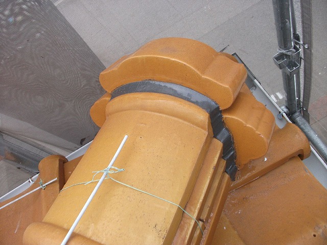 鬼瓦の裏側をシーリング材で補修